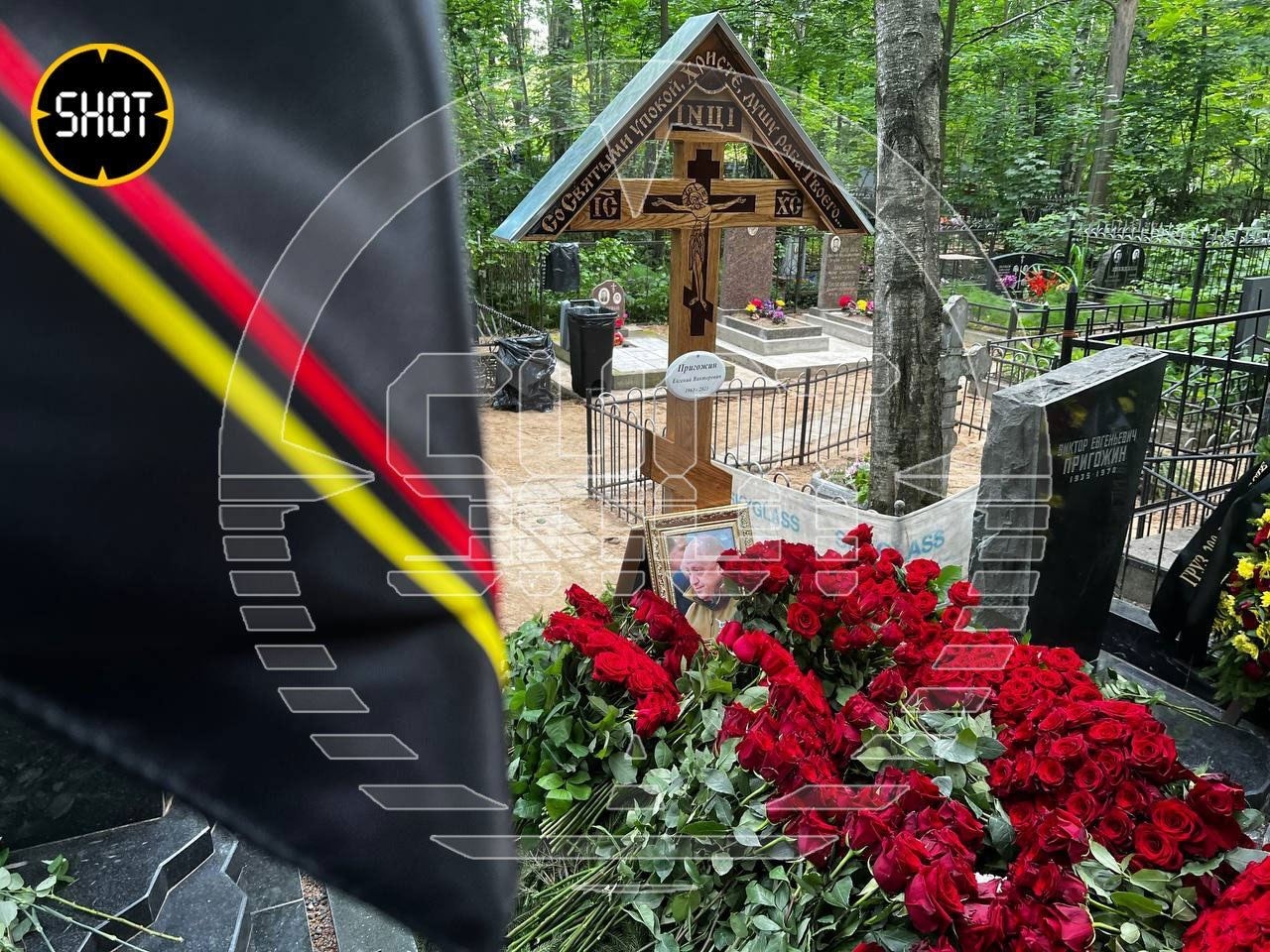 Могила Евгения Пригожина на Пороховском кладбище в Санкт-Петербурге