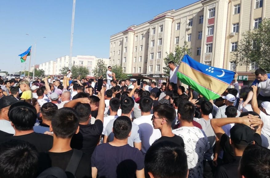 Силовики жестко разогнали протесты в Узбекистане. Есть погибшие и раненые. Президент второй раз за сутки вылетел в Каракалпакстан