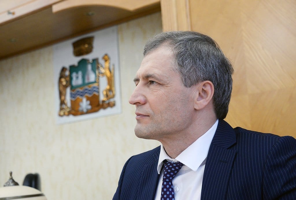 Депутат Игорь Володин заявил, что лечит своих детей «руками»