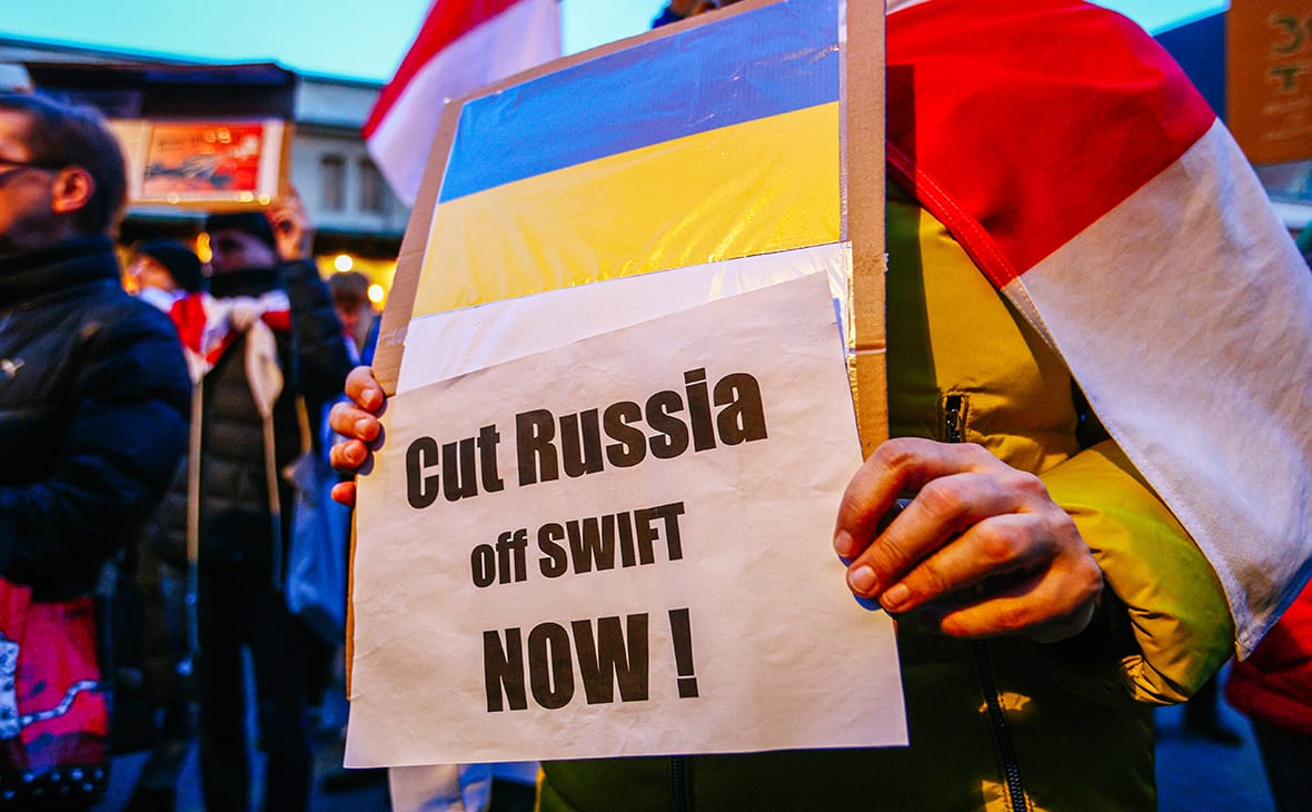 EUobserver: ЕС отключит Альфа-банк, «Тинькофф банк» и Росбанк от SWIFT