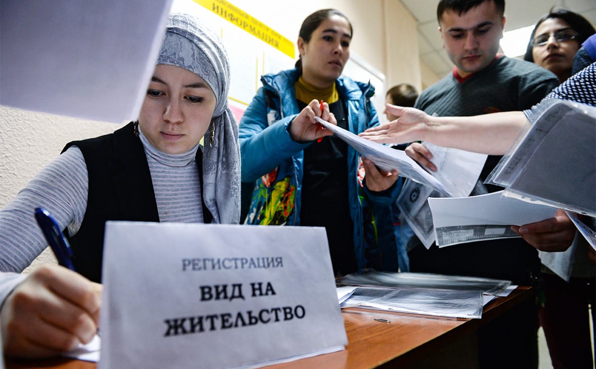 «7x7»: В Калуге у мигрантов не принимают документы на гражданство, пока они не подпишут военные контракты
