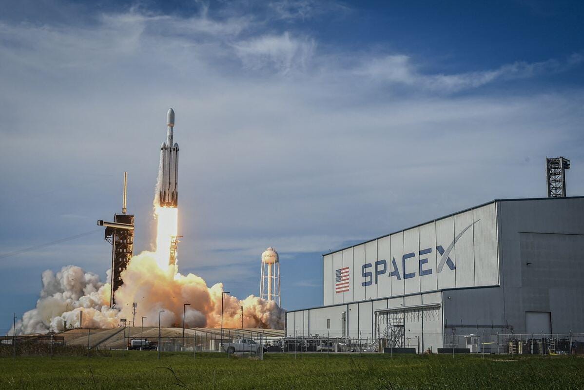 Reuters: SpaceX привлекла 21 банк для крупнейшего первичного размещения акций в истории американского фондового рынка