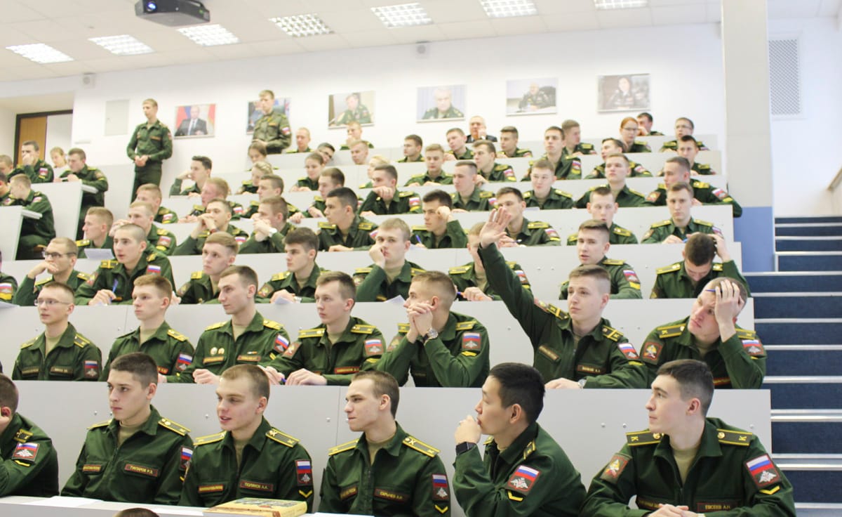 Госдума разрешила школьникам сразу после выпуска заключать военные контракты и отправляться на фронт